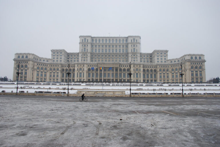 Read more about the article El edificio más pesado del mundo está en Europa y es una herencia comunista: 1.250.000 toneladas de acero y hormigón