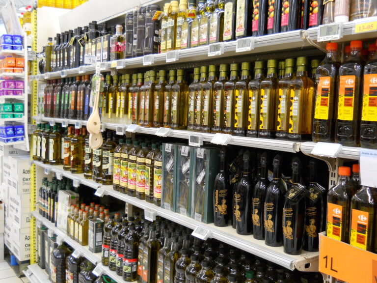 Read more about the article El precio del litro de aceite es ahora idéntico en casi todos los súpers de España: 9,25 euros. Es algo ilegal si existiera un pacto entre empresas
