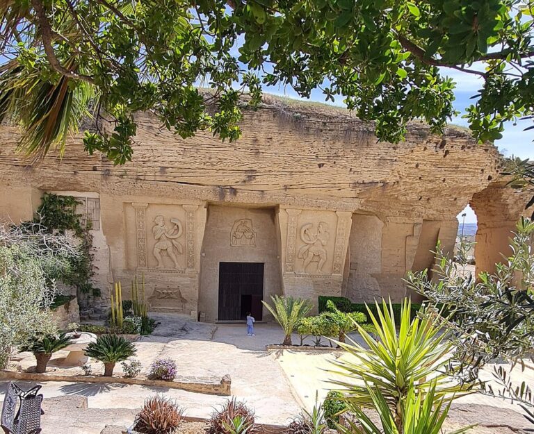 Read more about the article Hay una “Petra” en Andalucía y es espectacular, pero también la consecuencia de algo más: la turistificación