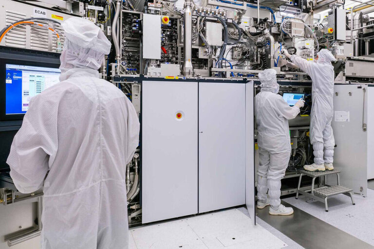 Read more about the article La mejor arma de EEUU frente a China es una máquina europea: el equipo de litografía ‘EUV-High NA’ de ASML