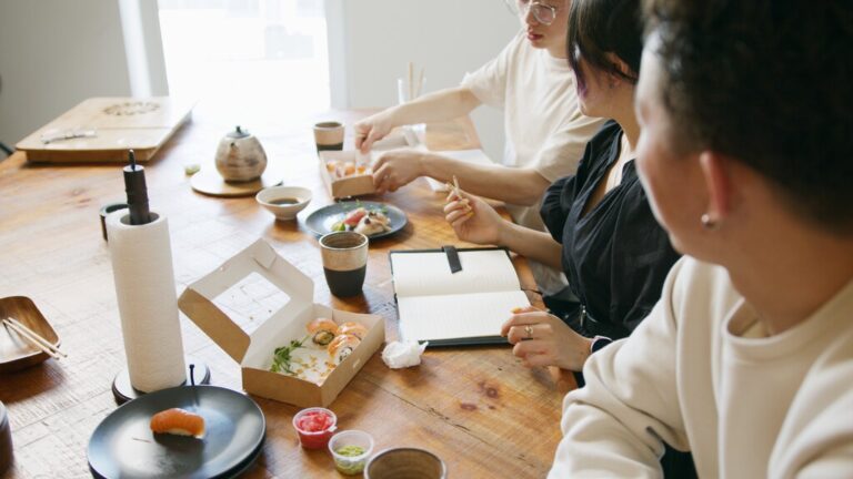 Read more about the article Un sobresueldo por volver a la oficina y comer con los compañeros: la idea de Japón para desincentivar el teletrabajo