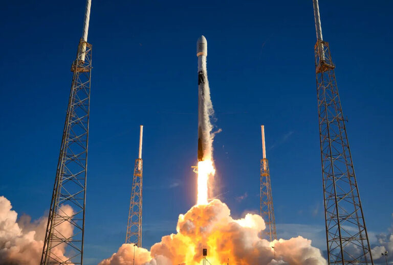 Read more about the article Amazon contrata a SpaceX para lanzar satélites de Project Kuiper: cuando tu rival también es tu socio (más o menos)