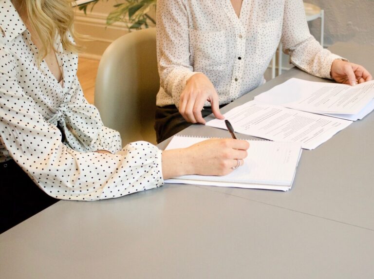 Read more about the article Ante un incremento récord de despidos, una idea gana terreno en España: la indemnización “a la portuguesa”