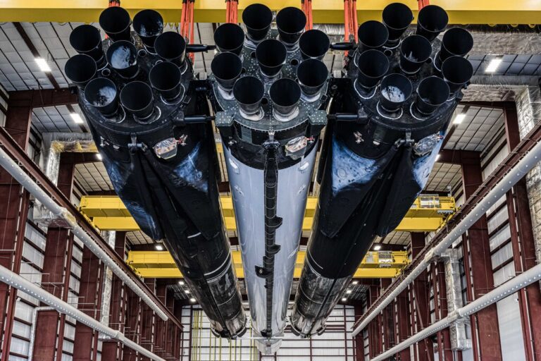 Read more about the article El avión secreto X-37B se lanzará en un Falcon Heavy. Nadie sabe por qué el Pentágono contrató un cohete tan potente