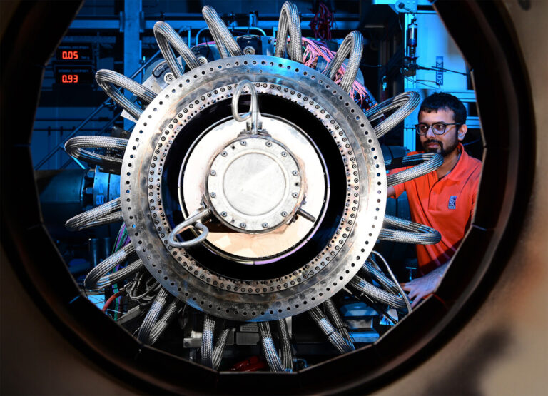 Read more about the article Rolls-Royce quiere doblar sus beneficios y tiene muy claro cómo hacerlo: olvidándose de los aviones eléctricos